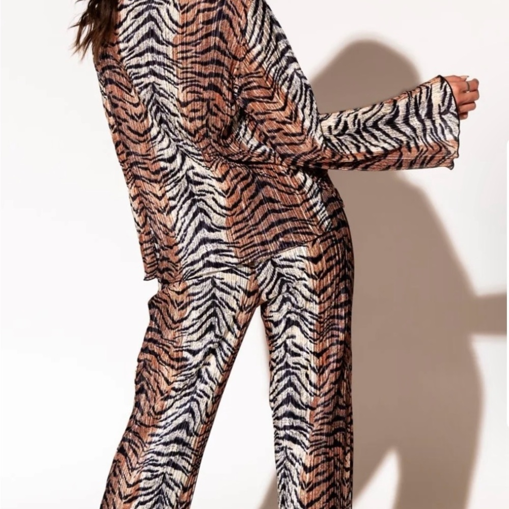 Long Sleeve Plissé Set in Go Get 'Em Tiger - Picture 5 of 5
